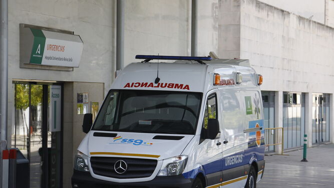 Una ambulancia en la puerta de Urgencias del Hospital Reina Sofía de Córdoba.