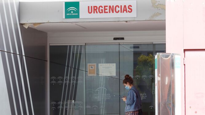 Una mujer espera en la puerta de las Urgencias del Castilla del Pino.