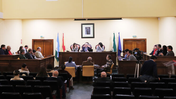 Un momento de la sesión plenaria del Ayuntamiento de Lucena.