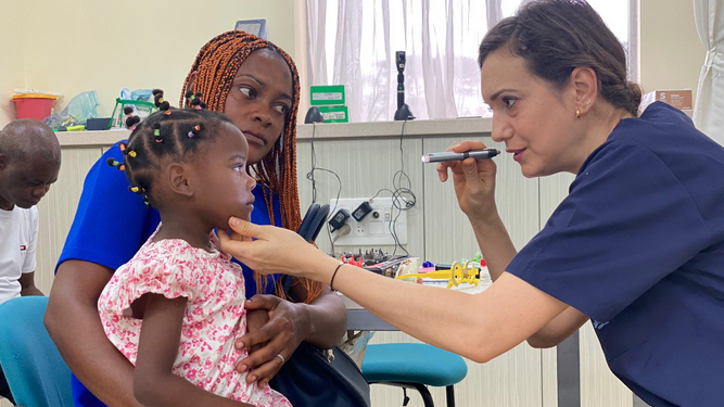 Atención oftalmológica a una niña en África.