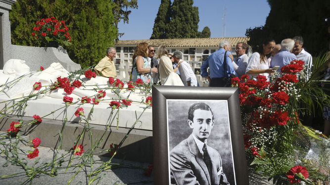 Los admiradores de El Monstruo van cada 28 de agosto a rendir homenaje al diestro en el Cementerio de la Salud de Córdoba