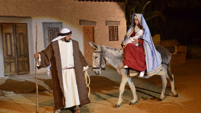 Una escena de la obra con San José guiando al burro en el que van la Virgen y el Niño Jesús.