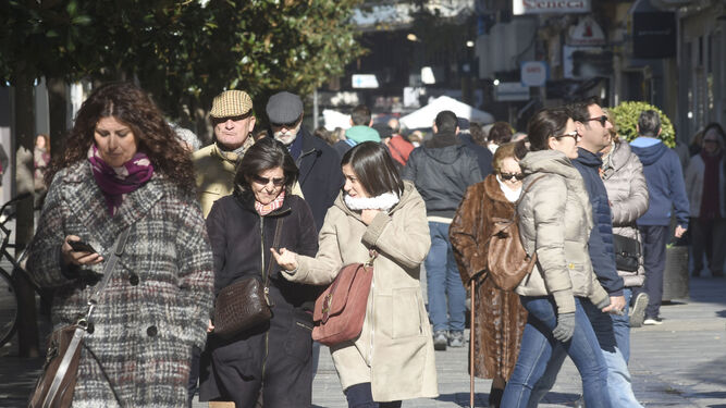 Varias personas caminan por el Centro de Córdoba.