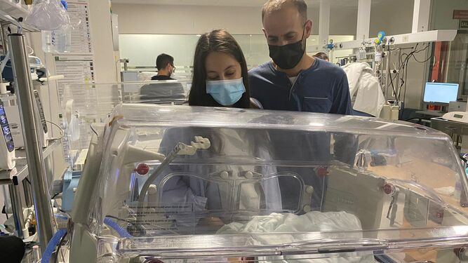 Los padres de Sofía visitan a su hija en Neonatología.