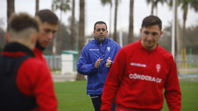 Germán Crespo observa un entrenamiento ante la presencia de Simo, Carracedo y Jorge Moreno.