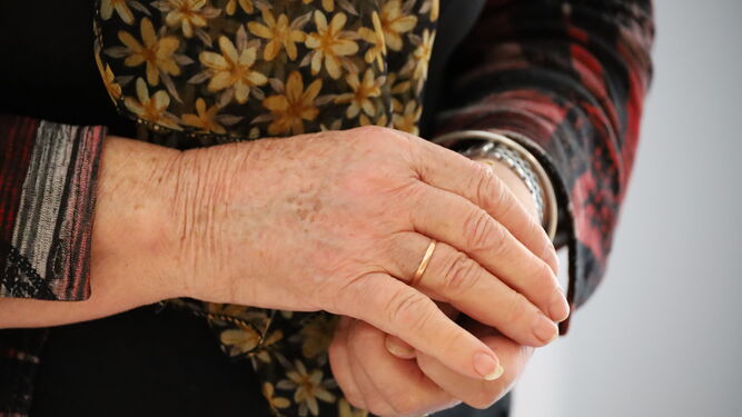 Las manos de una pensionista.