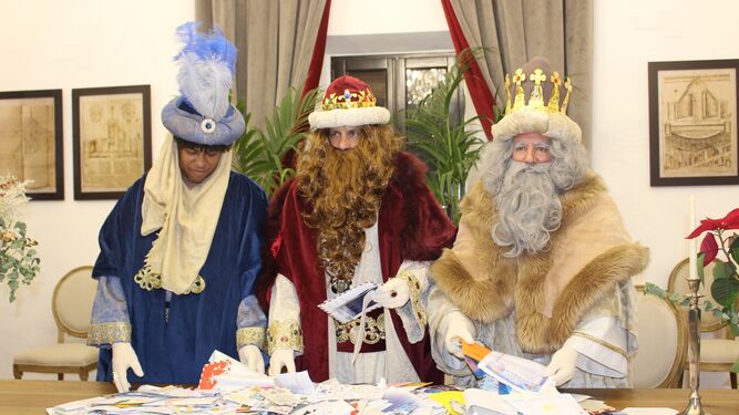 Los Reyes Magos, ayer en Montilla recogiendo las cartas de los más pequeños.