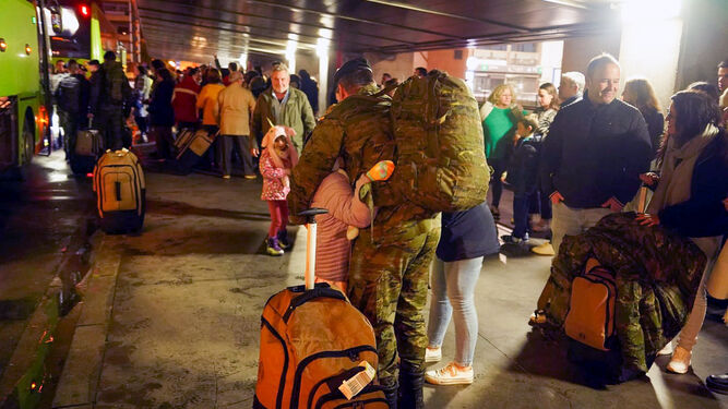 Militar de la BRI X abraza a un familiar tras su llegada de Letonia.