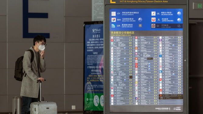 Un viajero en el aeropuerto de Shanghai.