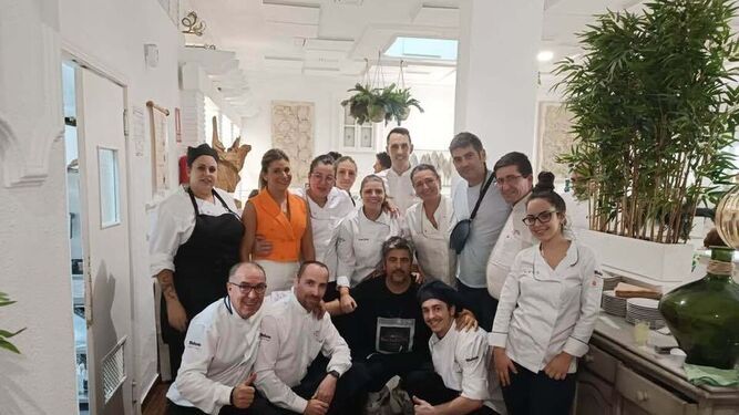 Estopa no dudó en fotografiarse con el equipo de La Taberna de Almodóvar durante su reciente visita al establecimiento