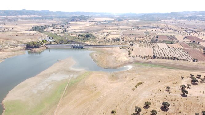 Vista aérea del pantano de Sierra Boyera.
