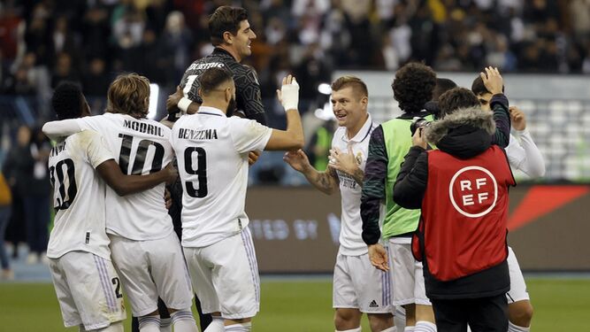 Los jugadores del Real Madrid celebran con Courtois el triunfo en los penaltis.