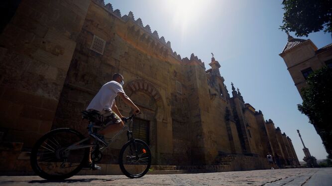 Un hombre circula en bicicleta junto a la Mezquita-Catedral.
