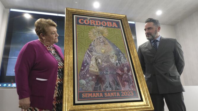 Olga Caballero y José Cabrera, junto al cartel de la Semana Santa de Córdoba 2023.