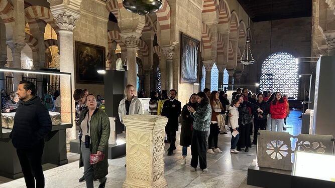 Visitantes de la exposición 'Cambio de Era' en la Mezquita-Catedral.