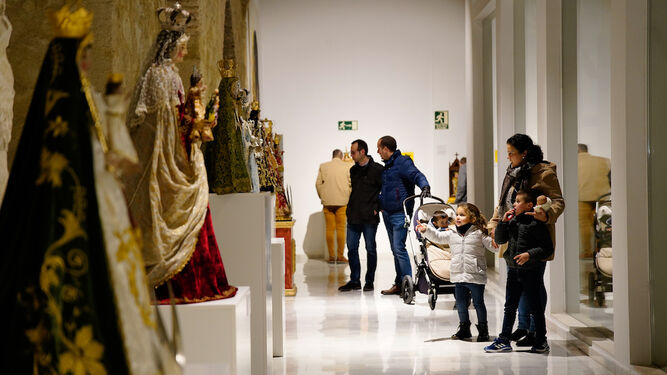 Visitantes en la exposición 'Araceli en el arte'.