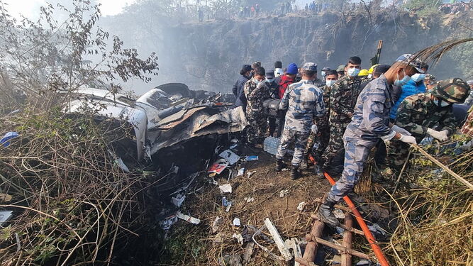 Militares y servicios de emergencias buscan supervivientes entre los restos del avión.