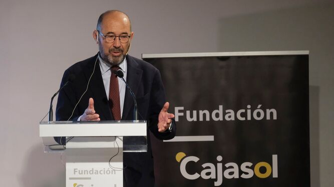 El catedrático de Economía Aplicada Francisco Ferraro, durante su conferencia en Córdoba.