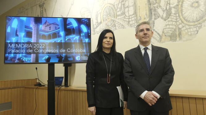 Juan Salado y María Dolores Gálvez presentan la Memoria anual en el Palacio de Congresos de Córdoba.