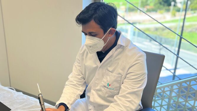 El doctor Juan Pablo Baldivieso realiza una capilaroscopia en consulta.