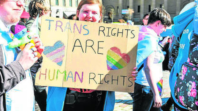 Manifestación en defensa de los derechos de las personas trans en Dundee, Escocia.