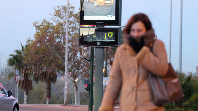 Una persona pasa delante de un termómetro en pleno invierno en Córdoba.