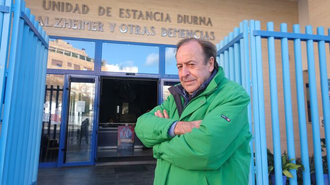 Alfonso Gallego, en la puerta de la Unidad de Estancia Diurna de San Rafael Alzheimer.
