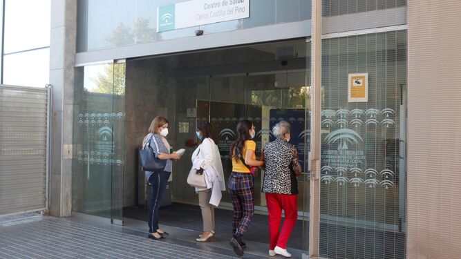 Varias personas, en la entrada al centro de salud Carlos Castilla del Pino.