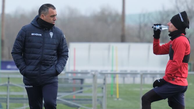 Germán Crespo, entrenador del Córdoba CF, charla con Javi Flores en el entrenamiento.