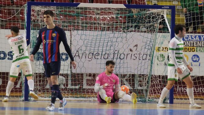 Jesulito, Víctor y Pablo del Moral lamentan un gol encajado por el Barça.