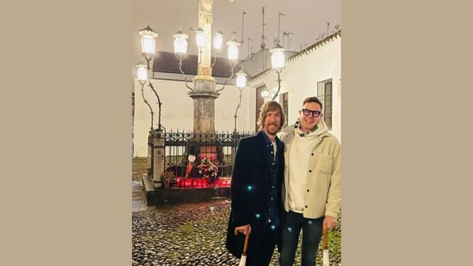 Jorge Cadaval y su esposo, el actor americano Ken Appledorn, visitaron el famoso Cristo de los Faroles en la Plaza de Capuchinos de Córdoba