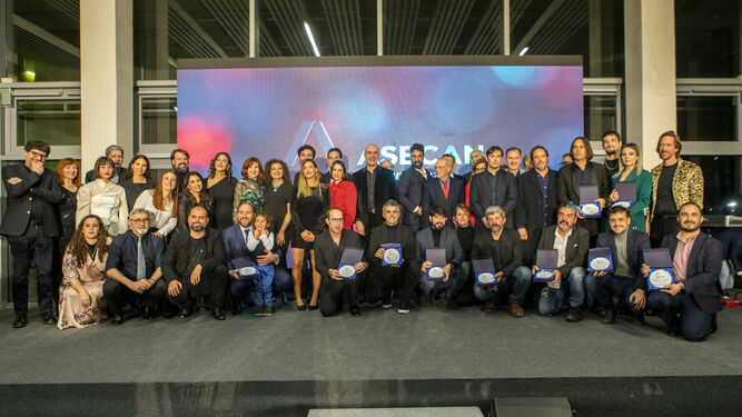 Foto de familia de los galardonados en los Premios del Cine Andaluz.