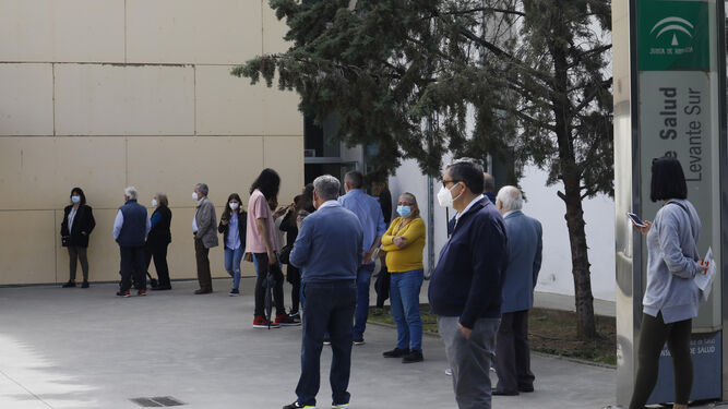 Pacientes esperan a las puertas del centro de salud de Levante.