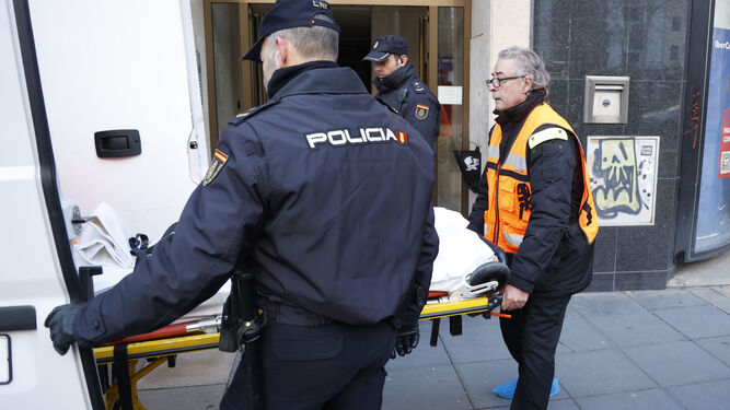 Dos agentes de Policía Nacional y un trabajador de la funeraria trasladan el cuerpo de la niña asesinada por el novio de su madre en Valladolid.