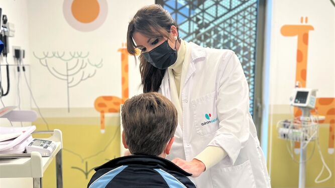 La doctora Victoria Jiménez, en consulta con un paciente.