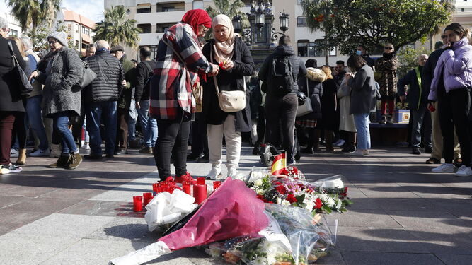 Terror en AlgecirasDos musulmanas dejan flores en el lugar donde mataron al sacristan de La Palma.
