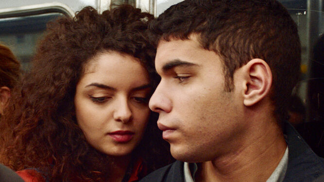 Zbeida Belhajamor y Sami Outalbali en una imagen del filme de Leyla Bouzid.