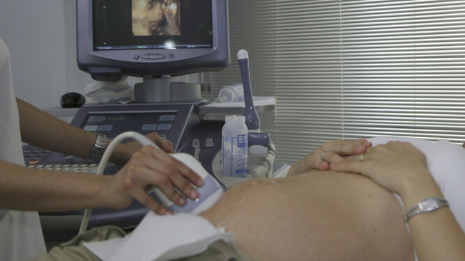 Una embarazada ser realiza una ecografía