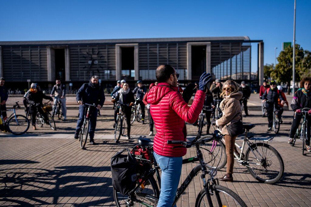 Una ruta en bici por C&oacute;rdoba para reflexionar sobre habitabilidad y movilidad sostenible, en fotograf&iacute;as
