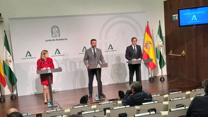 Rocío Blanco, Ramón Fernández-Pacheco y Jorge Paradela tras el Consejo de Gobierno.