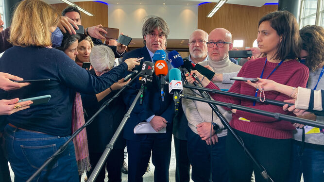 El expresidente catalán Carles Puigdemont declara ante la prensa sobre la sentencia del Tribunal de Justicia de la Unión Europea, este martes en Bruselas