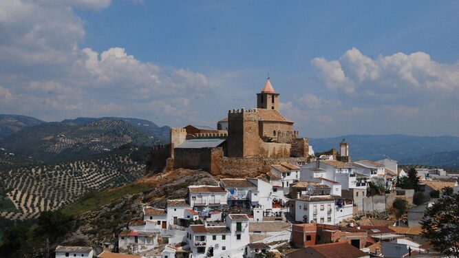 Imagen panorámica del Castillo de Iznájar.