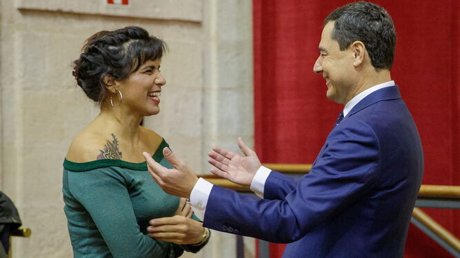 Juanma Moreno se despide de Teresa Rodríguez, en el pleno en el que se despidió en diciembre.