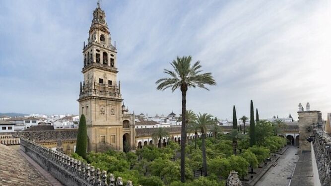 La nueva torre catedralicia de la Mezquita-Catedral de Córdoba se realizó según el proyecto de Hernán Ruiz III, que llegó a concluir el cuerpo de campanas