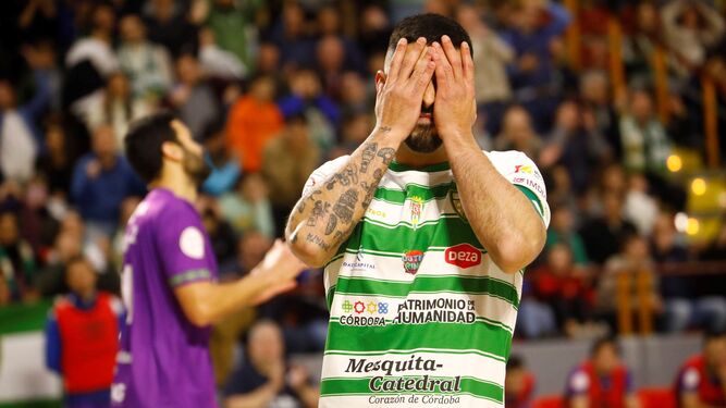Jesús Rodríguez, desesperado ante un fallo en el partido ante el Palma Futsal.