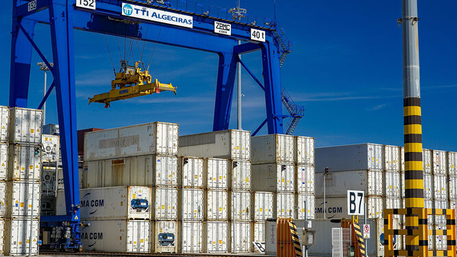 Contenedores listos para ser cargados en el puerto de Algeciras.