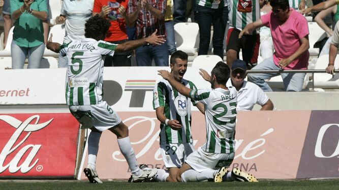 Pinillos celebra su gol al Real Madrid Castilla en la última victoria del Córdoba CF ante los blancos.