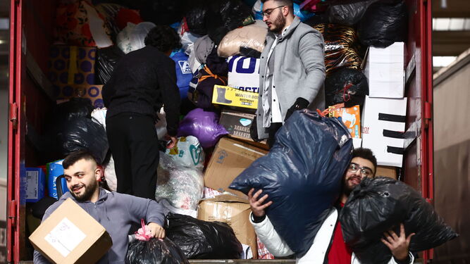 Varias personas entregan la ayuda humanitaria que ha llegado a Turquía.