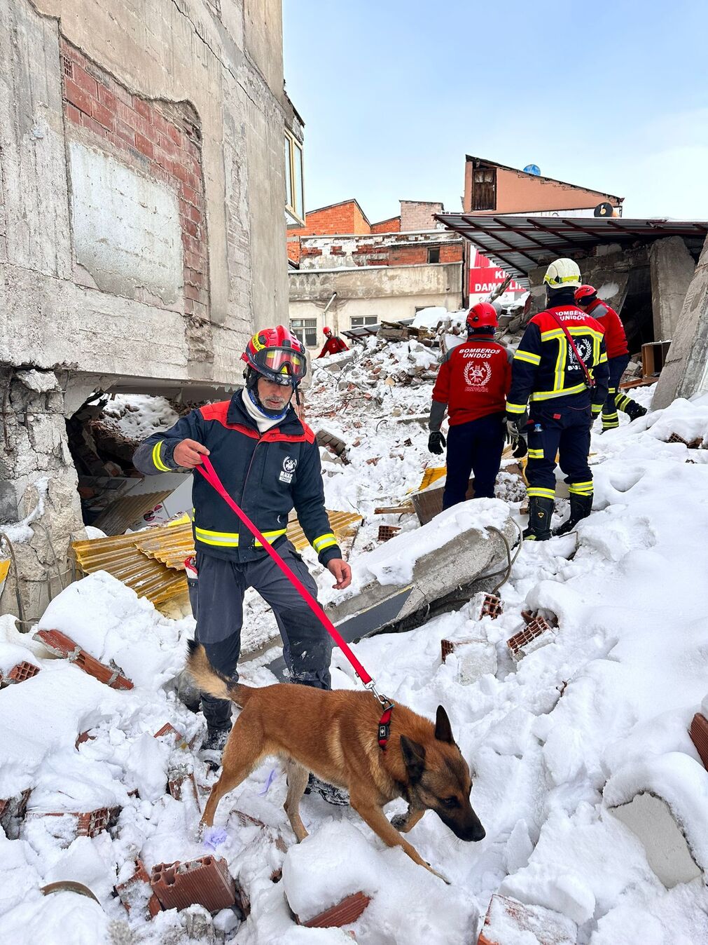 El trabajo de los bomberos de C&oacute;rdoba en el epicentro del terremoto de Turqu&iacute;a, en im&aacute;genes