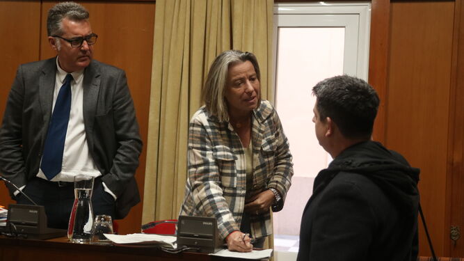 La presidenta del Imtur, Isabel Albás, conversa con el edil de IU Pedro García en el último Pleno.